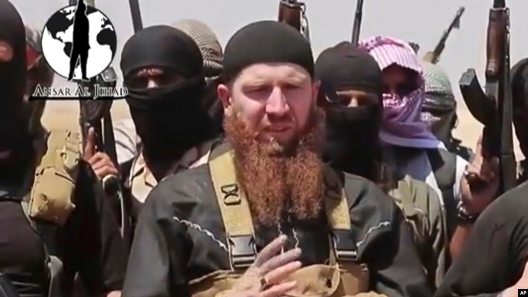 Chechen Omar Shishaniy (markazda) "Islomiy davlat" jangarilari bilan, 28-iyun, 2014-yil.