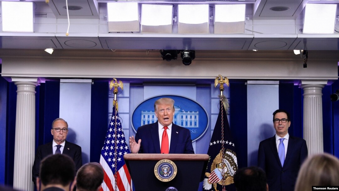  El presidente de los Estados Unidos, Donald Trump, mantiene una conferencia de prensa sobre la economía de los Estados Unidos en la Casa Blanca en Washington el 2 de julio del 2020