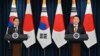 윤석열 한국 대통령(오른쪽)과 기시다 후미오 일본 총리가 7일 서울에서 회담에 이어 공동기자회견을 했다.
