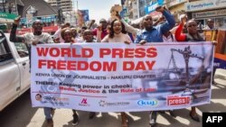 FILE - Waandishi habari na wanaharakati waandamana siku ya Uhuru wa Vyombo vya Habari Duniani May 3, 2018, mjini Nakuru, Kenya. 