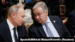 Perezida w'Uburusiya Vladimir Putin hamwe n'umunyamabanga mukuru wa ONU António Guterres