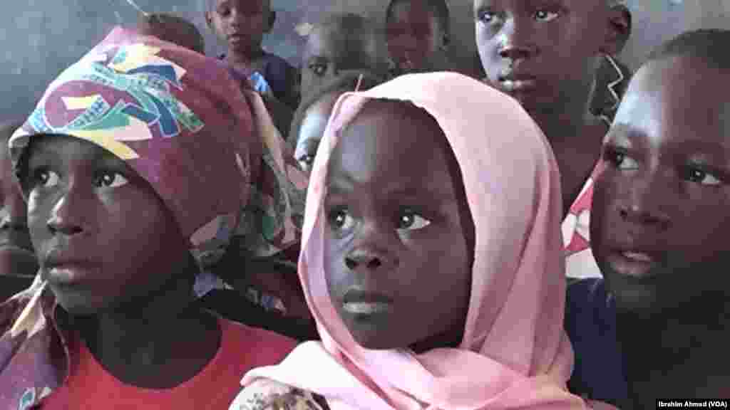 Yara fiye da dubu daya suke karatu a wannan makarantar dake jikin sansanin 'yan gudun hijira Na Damare a Jihar Adamawa. Hedimasta da akasarin malamansu ma 'Yan gudun hijira ne daga sassa dabam dabam na Adamawa da Borno.