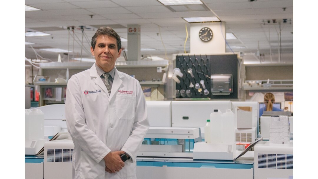 El doctor Julio Delgado es un patólogo y epidemiólogo de la Universidad de Harvard.