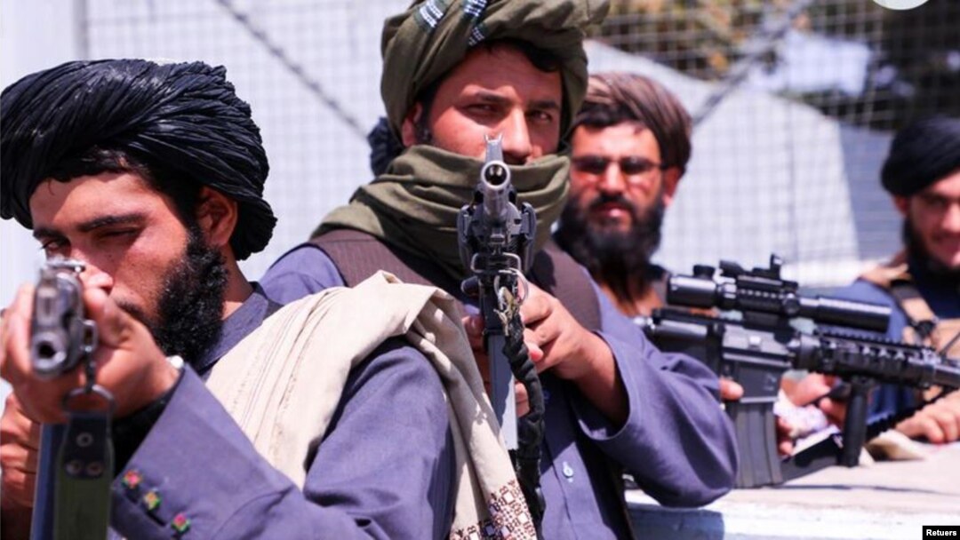 Fuerzas talibanas hacen guardia frente al aeropuerto Hamid Karzai de Kabul, el 2 de septiembre de 2021.
