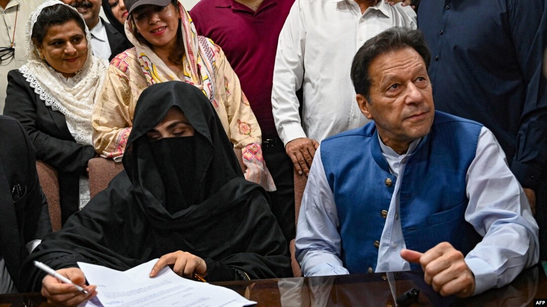 Tsohon Firai Minitan Pakistan Imran Khan (R) da matarsa Bushra Bibi (L) a babban kotu na Lahore 