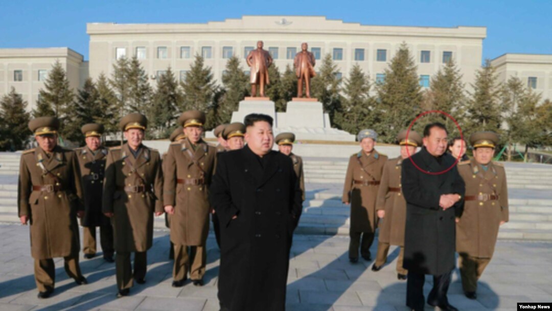 리병철(붉은 원) 북한 노동당 중앙군사위원회 부위원장이 '항공 및 반항공군 지휘부'를 시찰하는 김정은(가운데) 국무위원장을 수행하고 있다. (자료사진)
