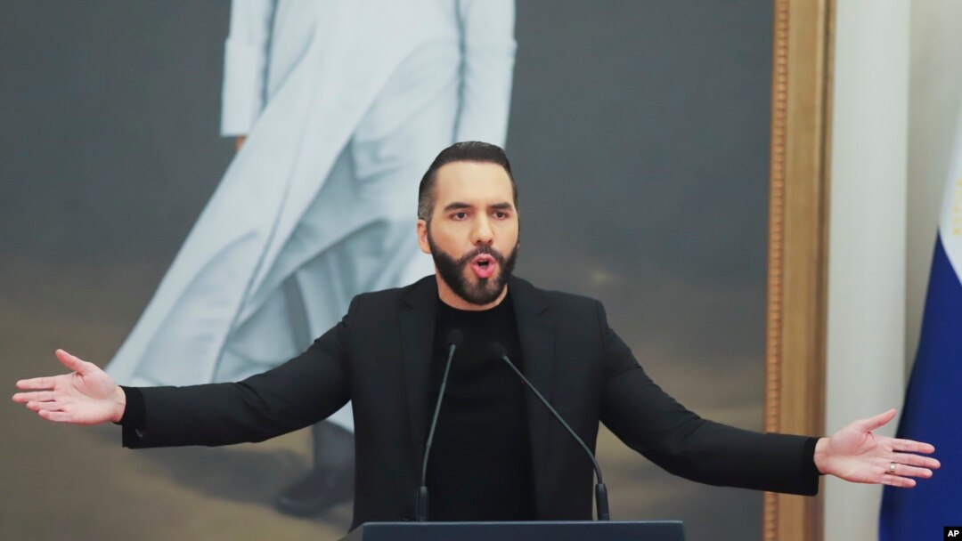 El presidente de El Salvador, Nayib Bukele, da una conferencia de prensa en San Salvador, El Salvador, el martes 14 de enero de 2025. (Foto AP/Salvador Meléndez).