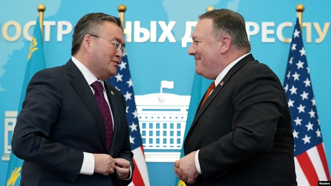 El Secretario de Estado de EE.UU., Mike Pompeo, y el Ministro de Relaciones Exteriores de Kazajstán, Mukhtar Tleuberdi, luego de ofrecer rueda de prensa en el Ministerio de Relaciones Exteriores en Nur-Sultan, Kazajstán, el 2 de febrero de 2020. REUTERS / Kevin Lamarque / Pool.