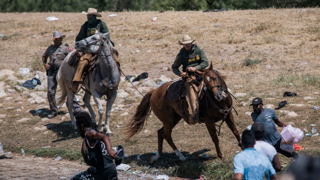 Inmigrantes haitianos son impedidos de cruzar hacia la parte estadounidense en Del Río, Texas.