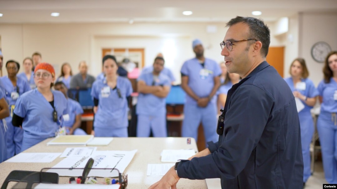 Pablo Vásquez, enfermero hispano del Houston Methodist Hospital, quien se ofreció como voluntario para supervisar el trabajo de enfermería en la sala de pacientes de coronavirus de su centro.