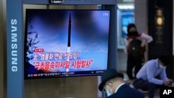 지난달 29일 한국 서울역에 설치된 TV에서 북한 미사일 관련 보도가 나오고 있다.