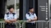 香港警察2019年6月11日在立法会前为防范抗议民众而设立防护围栏处值勤。