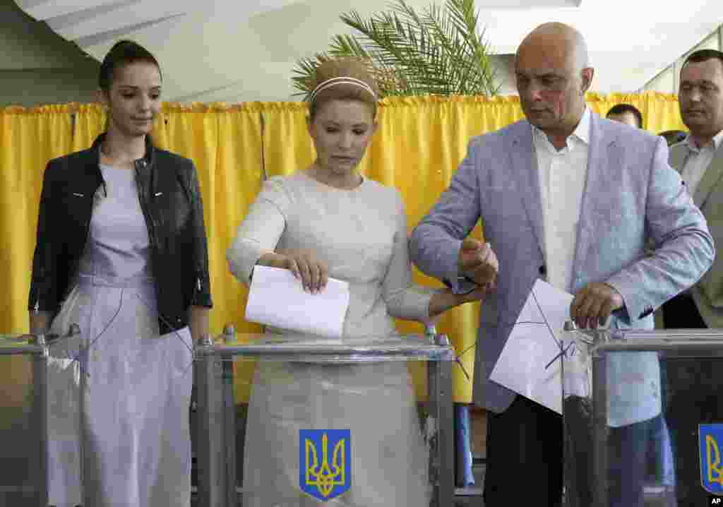Prezidentlikka nomzod Yuliya Timoshenko ovoz bermoqda. Dnepropetrovsk.