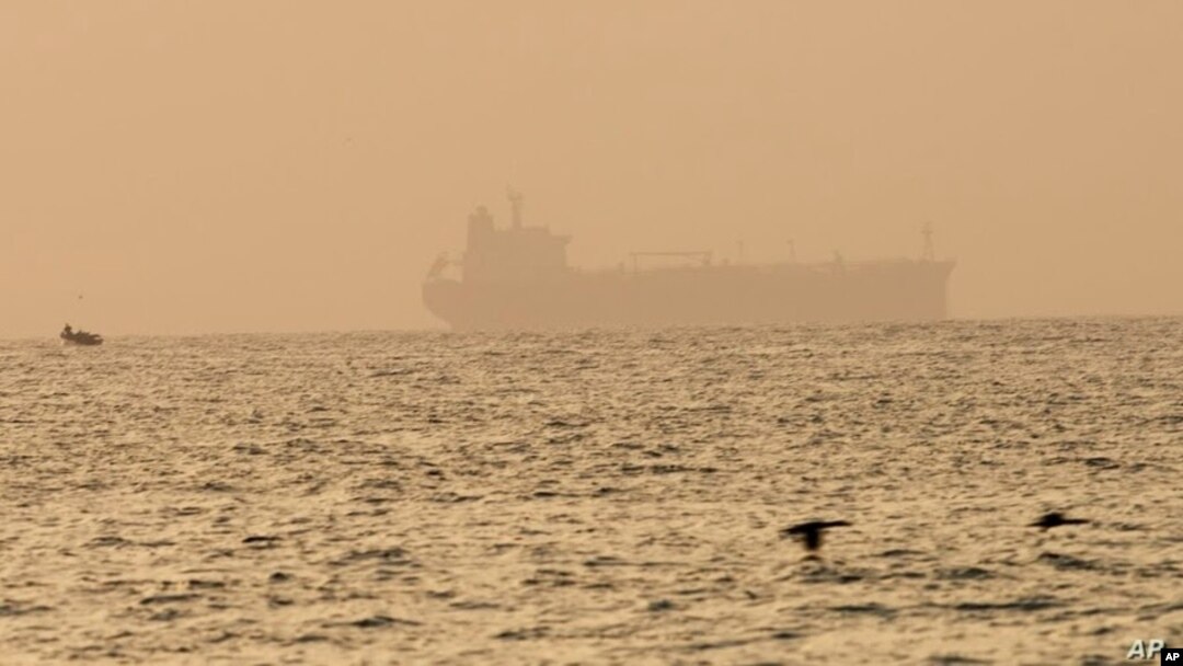 El petrolero Mercer Street, que fue atacado la semana pasada frente a Omán, se ve anclado frente a Fujairah, Emiratos Árabes Unidos, el 4 de agosto, 2021.
