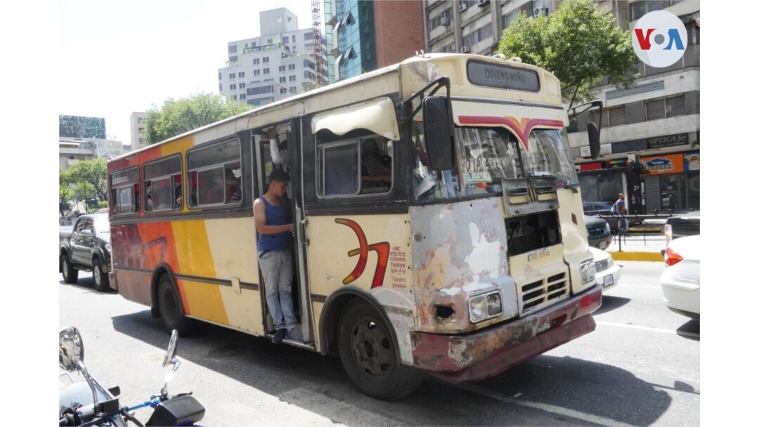 Un deteriorado autobús recorre la avenida Francisco de Miranda, en Caracas, en la búsqueda de pasajeros. Agosto, 2021. Foto: Adriana Nuñez Rabascall - VOA.