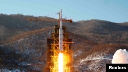 북한이 지난 2012년 12월 공개한 '은하 3호' 장거리 로켓 발사 장면. (자료사진)