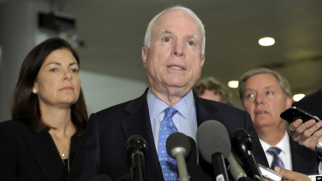 Los senadores John McCain (centro) Kelly Ayotte y Lindsey Graham, hablan con los reporteros luego de una decepcionante reunión con la embajadora Susan Rice, en el Senado estadounidense.