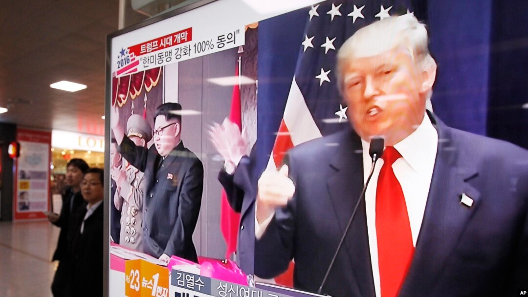 지난 10일 한국 서울역에 설치된 TV 뉴스 화면에 도널드 트럼프 미 대통령 당선인(오른쪽)과 김정은 북한 국무위원장의 사진이 나란히 나오고 있다.