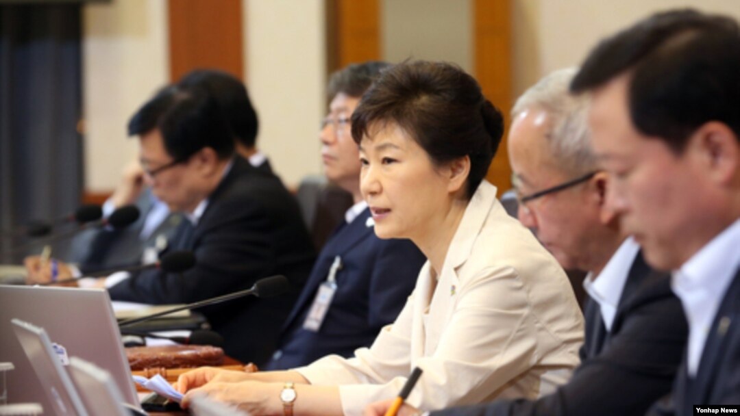 박근혜 한국 대통령이 10일 청와대에서 열린 국무회의에서 발언하고 있다.