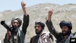 Mayakan Taliban na Sauraran Jawabin Shugabansu a yankin Herat, Afghanistan, May 27 2016. 