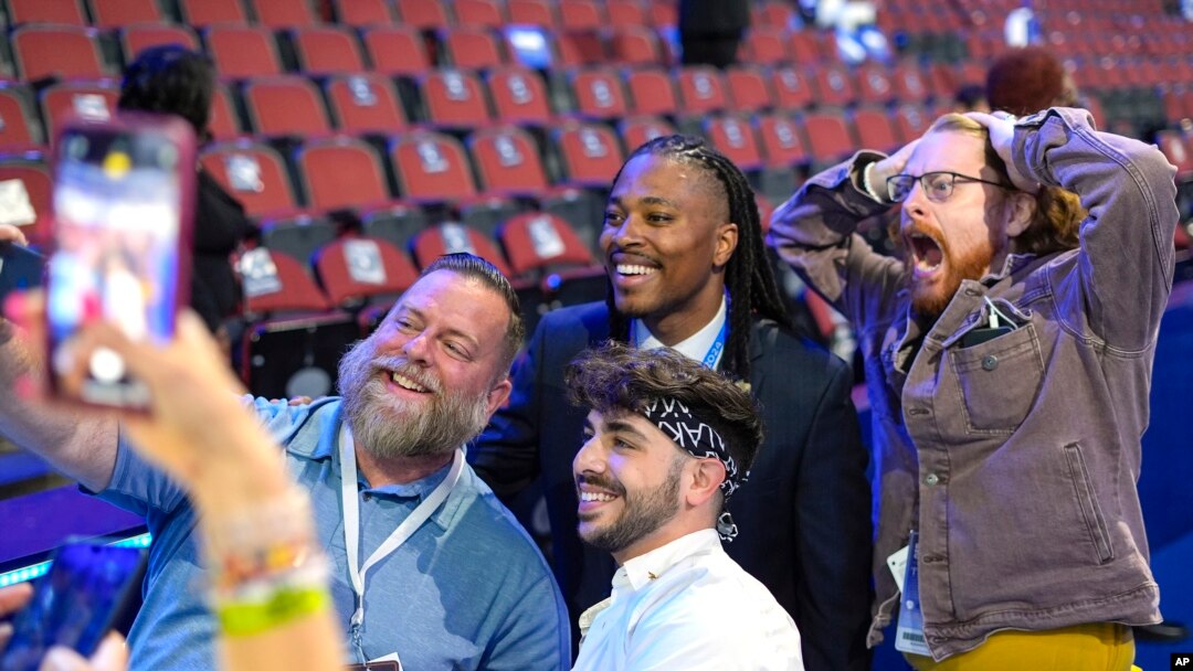 ARCHIVO - El congresista Malcolm Kenyatta, en el centro, posa con un grupo de creadores de contenido en la Convención Nacional Demócrata, el 22 de agosto de 2024, en el United Center en Chicago.