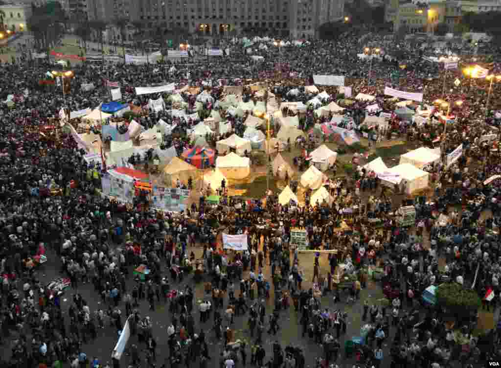 夜幕降临时分的开罗解放广场（2012年11月27日，美国之音威克斯拍摄）