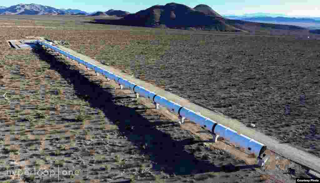 “骇魄飞车”在美国内华达州试车。7月12日,骇魄管道飞车公司 (Hyperloop One) 宣布,他们已经在真空环境测试实体尺寸的Hyperloop科技并获得成功,第一次运行,在内华达州的测试轨道上取得时速70英里(113公里)的成绩,尽管只运行了5点6秒,但工作团队仍然欢欣鼓舞,因为没有发生任何意外,下一个阶段将把速度提高到时速250英里(402公里)。流线型的车体是用铝和碳纤维打造的,运用电磁推进和磁浮科技,未来的目标是以接近超音速的速度输送货物和乘客。
