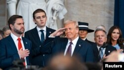 El vicepresidente JD Vance, Barron Trump, el presidente Donald Trump y Melania Trump durante la toma de posesión del republlicano como el 47.º presidente de los Estados Unidos, en Washington, el lunes 20 de enero de 2025.