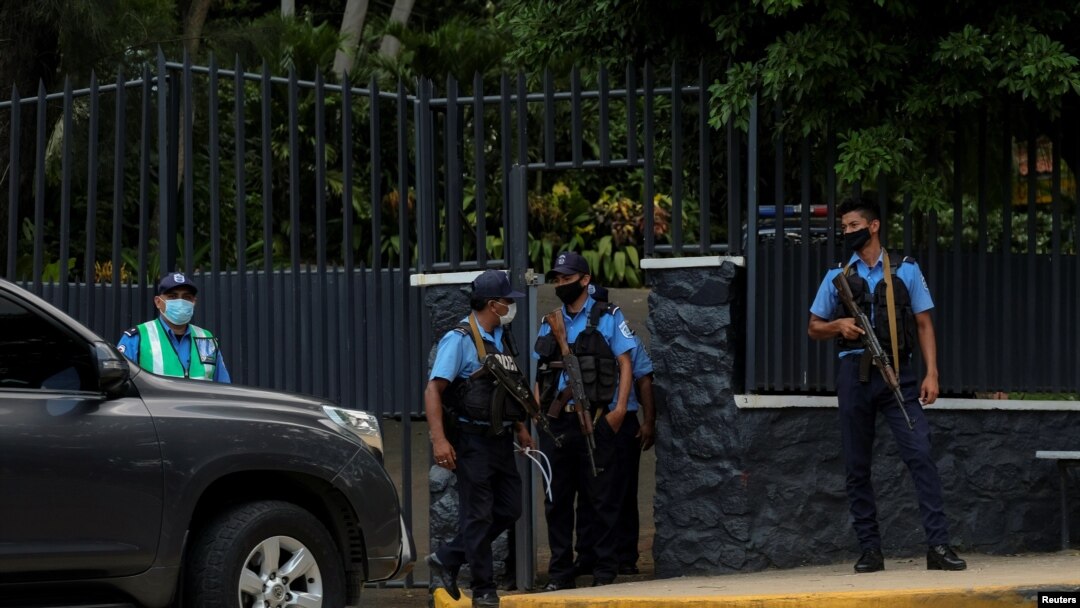 Policías nicaragüenses vigilan la entrada de la casa de la líder opositora Cristiana Chamorro luego de que fiscales buscaran su arresto por lavado de activos y otros delitos, según autoridades judiciales, en Managua, el 2 de junio de 2021.