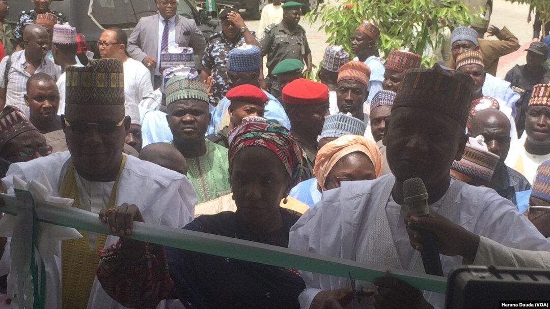 Aliko Dangote yayind a yake kaddamar da gidajen guda 200 da ya ginawa 'yan gudun hijra 