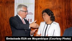 Embaixador americano Dean Pittman ao lado da Ministra da Saúde de Moçambique, Nazira Abdula 