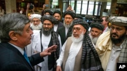 عکس آرشیف: ضمسر کابلوف، نمایندۀ ویژۀ رییس جمهور روسیه در امور افغانستان با شماری از رهبران طالبان