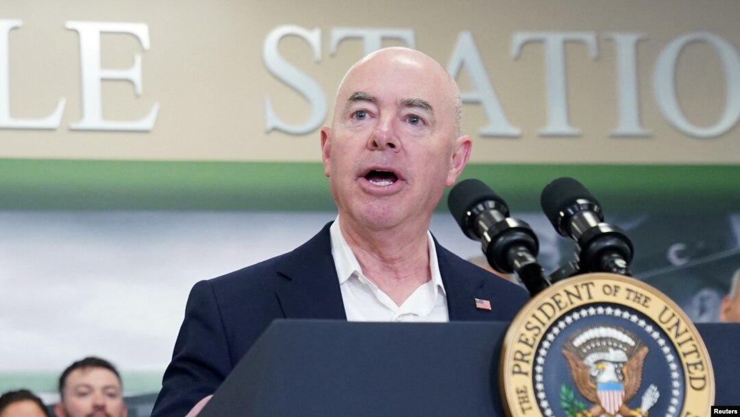 (ARCHIVO) El secretario de Seguridad Nacional de Estados Unidos, Alejandro Mayorkas habla durante la visita del presidente a la frontera entre Estados Unidos y México en Brownsville, Texas, Estados Unidos, el 29 de febrero de 2024.