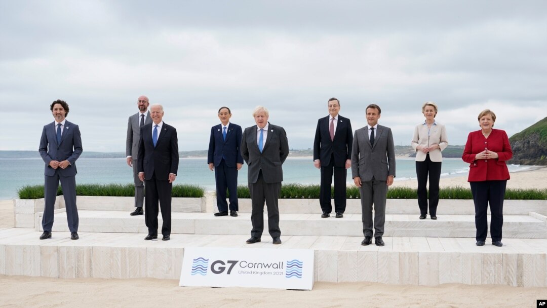 Líderes del G7 posan para una foto grupal con vista a la playa en el Hotel Carbis Bay en Carbis Bay, St. Ives, Cornwall, Inglaterra, el viernes 11 de junio de 2021.