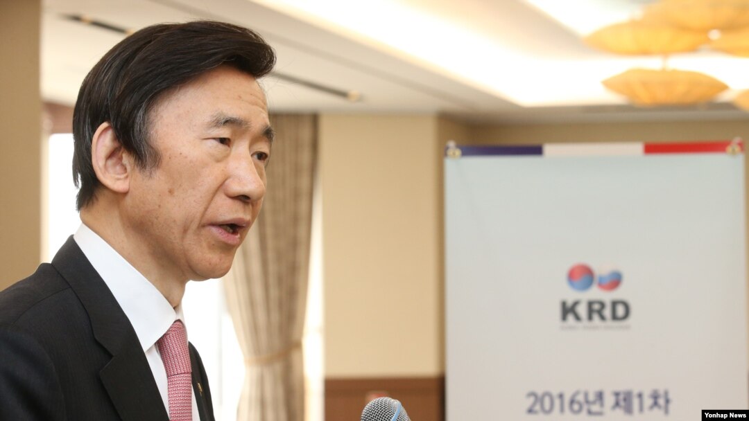 12일 서울에서 열린 2016년 제1차 한러대화 조정위원회의에서 윤병세 한국 외교부 장관이 격려사를 하고 있다.