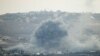 Explosiones causadas por la artillería israelí se observan en el sur del Líbano desde el norte de Israel el 1 de octubre de 2024.