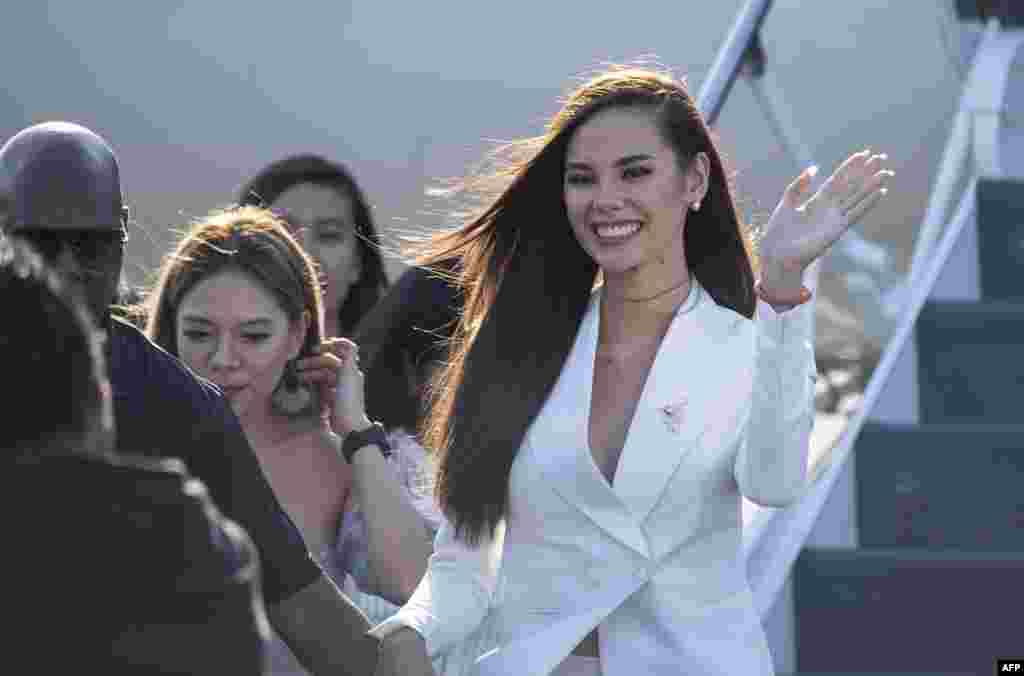 Miss Universe 2018 Catriona Gray of the Philippines waves to her supporters as she arrives at&nbsp; Manila International airport.