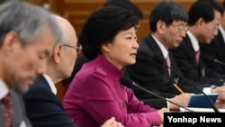 7일 한국 대통령직 인수위원회 전체회의에서 인사말을 하고 있는 박근혜 대통령 당선인(가운데). (자료사진) 