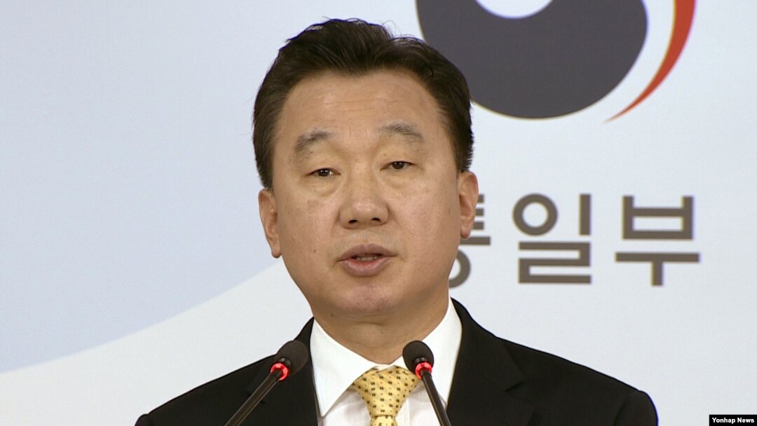 한국 통일부 정준희 대변인이 15일 서울 세종로 정부서울청사에서 열린 정례브리핑에서 북한의 미사일 발사 시도와 관련한 기자들의 질문에 답하고 있다.