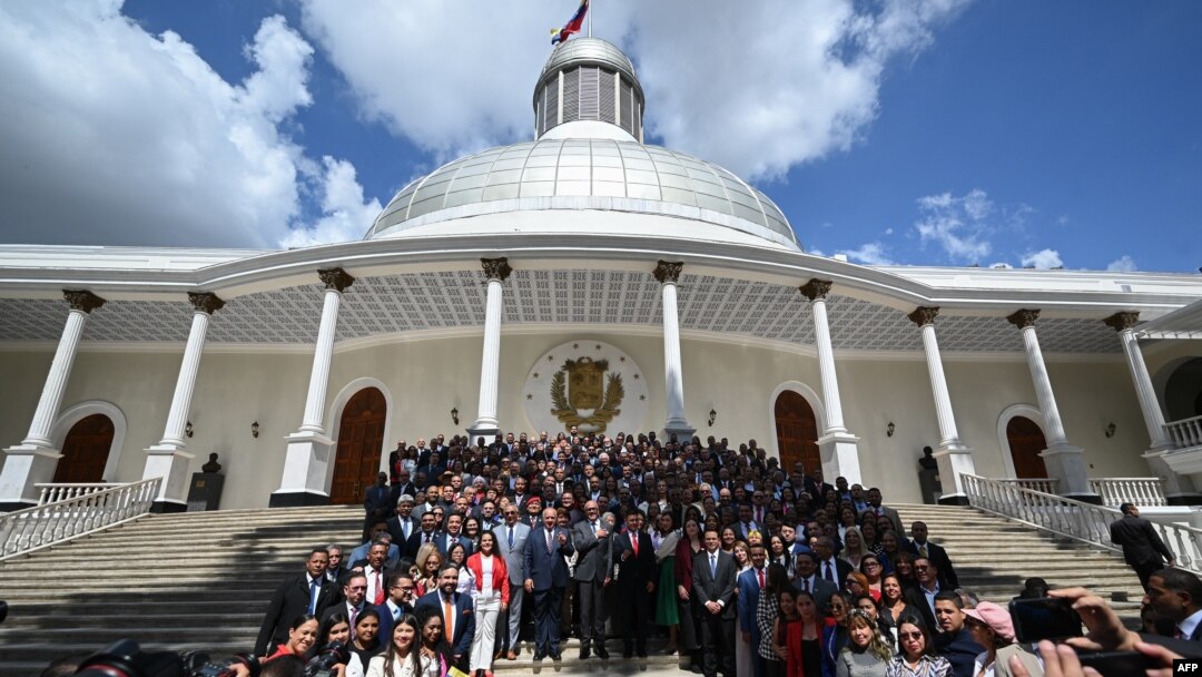 Diputados de la Asamblea Nacional venezolana posan para la foto de inicio de año legislativo, el pasado 5 de enero, en el Palacio Federal Legislativo en Caracas.