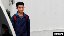 香港犯罪嫌疑人陈同佳走出监狱。 （2019年10月23日） 