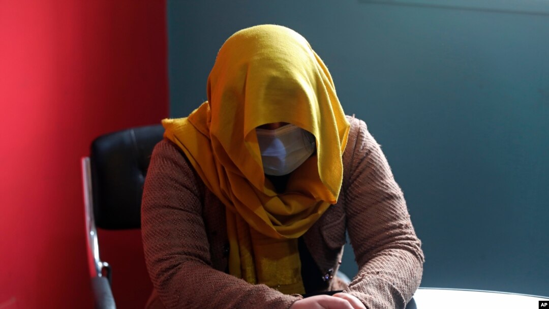 Una presentadora de televisión del sur de Afganistán oculta su identidad por motivos de seguridad mientras da una entrevista a The Associated Press en Kabul, Afganistán, el miércoles 3 de febrero de 2021.