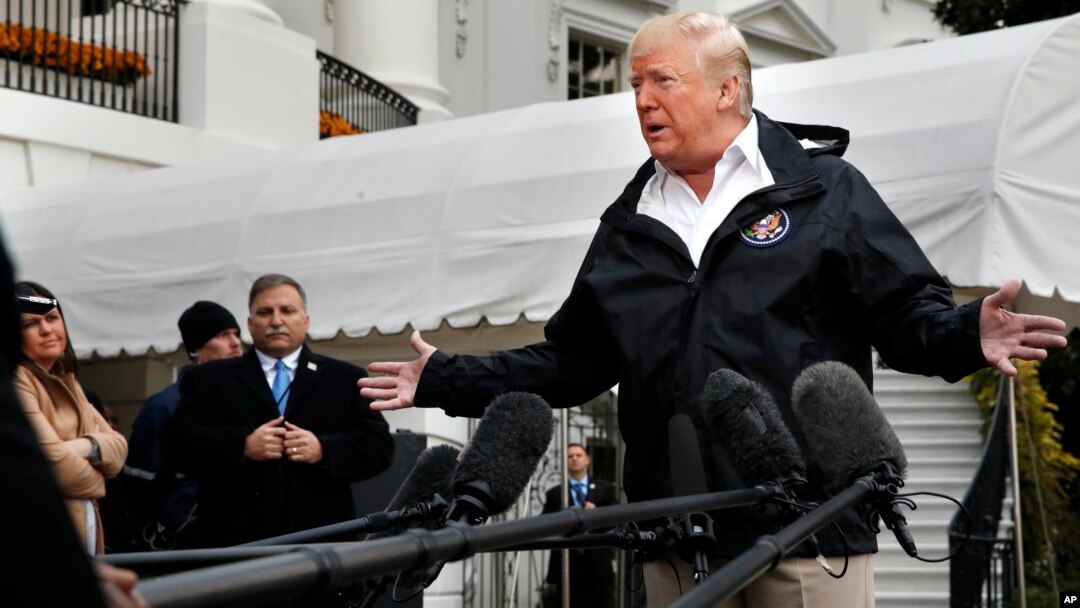 El presidente Donald Trump responde preguntas de periodistas mientras sale de la Casa Blanca, el sábado 17 de noviembre del 2018, en Washington, D.C. 