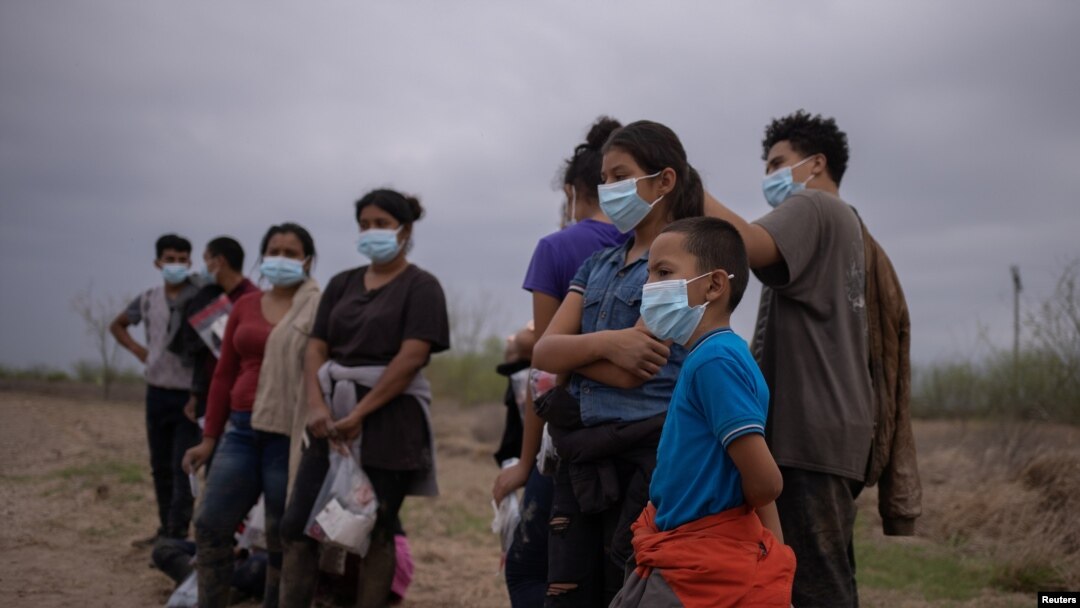 Niños centroamericanos solicitantes de asilo después de cruzar a EE. UU. por la frontera con México en Penitas, Texas, el 14 de marzo de 2021.