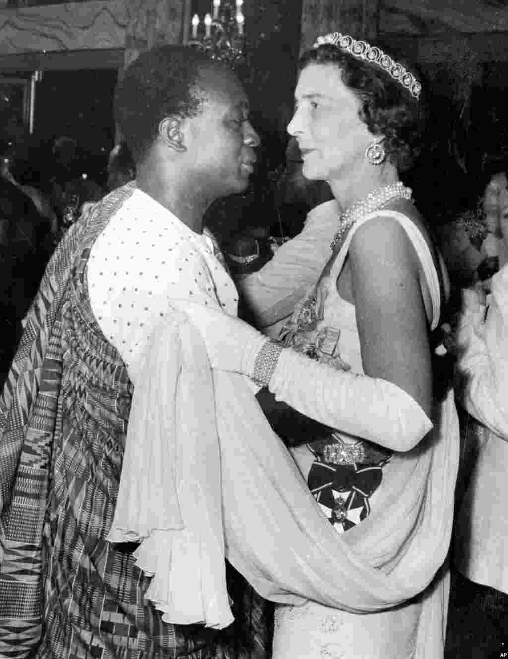 Magajiyar Kent (Duchess of Kent) tana taka rawa tare da Kwame Nkrumah, firayim ministan Ghana na farko a wajen wata gagarumar liyafar da aka shirya a ranar 6 Maris 1957, domin murnar 'yancin kan kasar Ghana wanda ta samu a wannan rana.(AP Photo/Staff/Burroughs)