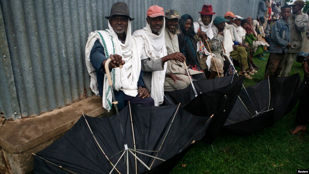ፋይል ፎቶ - ገበሬዎች ከቀይ መስቀል ምግብ ለመቀበል ተሰልፈው በወላይታ ክልል በደቡብ ኢትዮጵያ እአአ 2008(ሮይተርስ/REUTERS) 