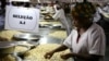 Processamento de castanha, um dos principais produtos de exportação, Nampula, Moçambique. 