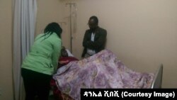 አቶ ሃብታሙ አያሌው በሆስፒታል ከቤተሰቦቹ ጋር
