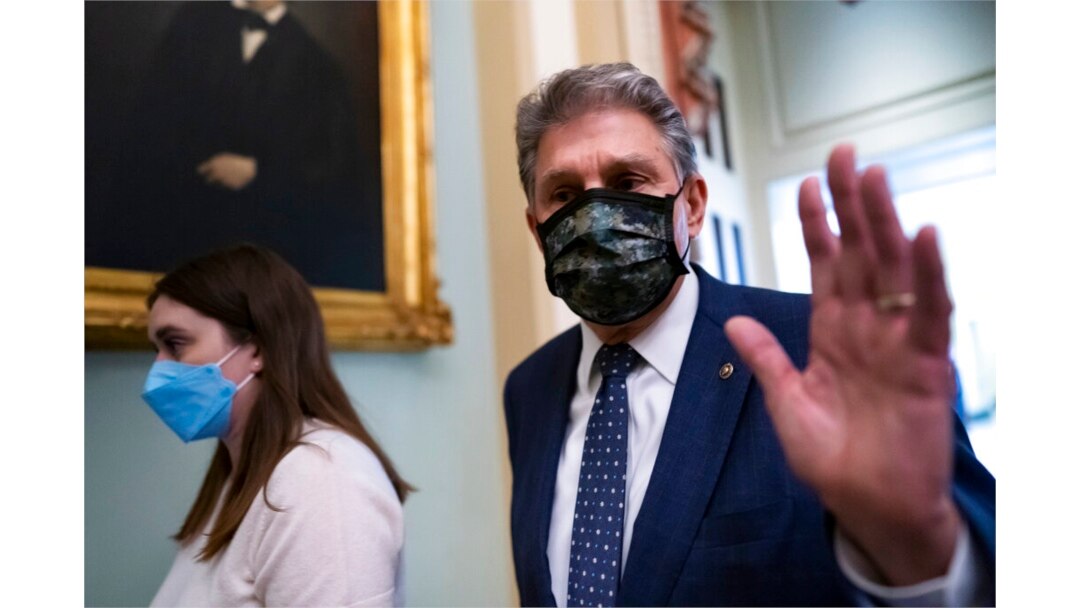 El senador Joe Manchin, demócrata por Virginia Occidental, pasa junto a los reporteros después de asistir a una larga reunión del Caucus Demócrata mientras el Senado continúa lidiando con las tareas de fin de año en el Capitolio en Washington, el 16 de diciembre de 2021.