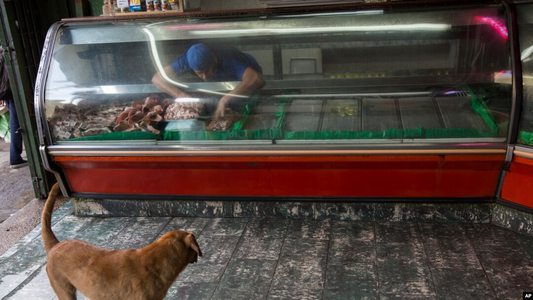 Un trabajador exhibe carne de cerdo en un mercado en Caracas, Venezuela, el 27 de octubre de 2017.